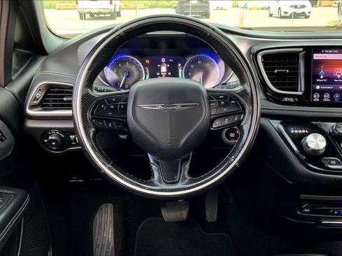 Used 2019 Chrysler Pacifica Limited w/ Advanced Safetytec Group FWD image 6