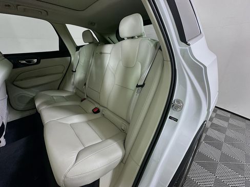 Used 2022 Volvo XC60 B5 Momentum image 26