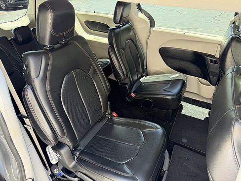 Used 2019 Chrysler Pacifica Touring-L w/ Advanced Safetytec Group FWD image 13