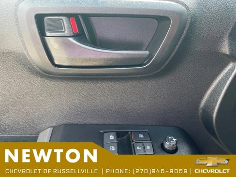 Used 2022 Toyota Tacoma SR5 w/ SR5 Appearance Package (SM) AWD/4WD image 9