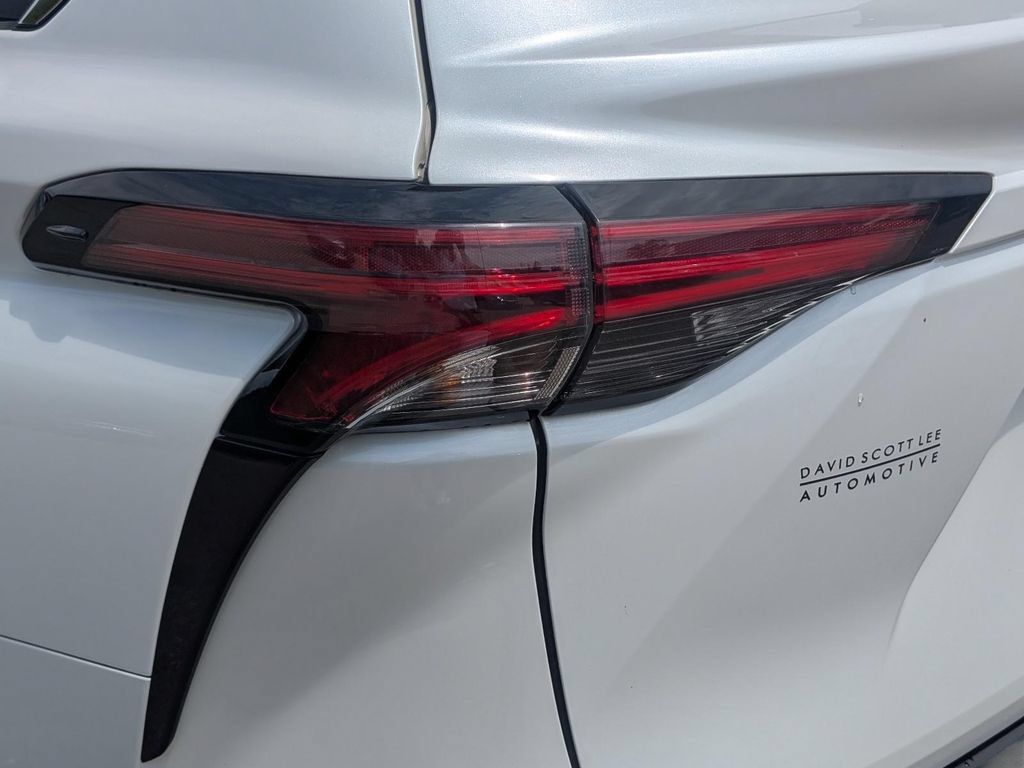 Used 2023 Toyota Sienna Platinum FWD image 11