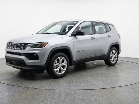 Used 2025 Jeep Compass Latitude image 3