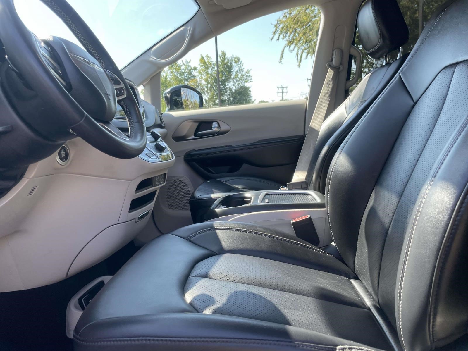 Used 2024 Chrysler Pacifica Touring-L FWD image 14