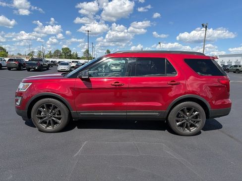 Used 2017 Ford Explorer XLT w/ Equipment Group 202A FWD image 4