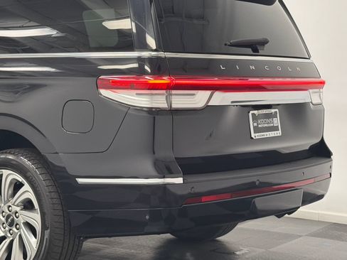 Certified 2023 Lincoln Navigator Reserve AWD/4WD image 7