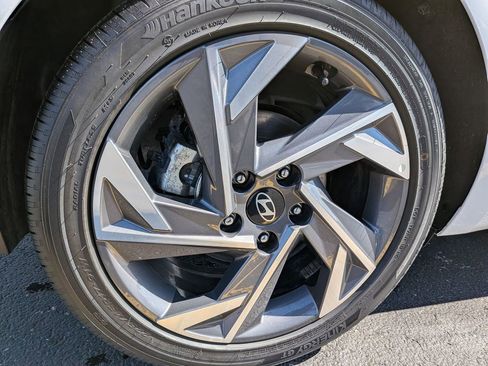 Used 2025 Hyundai Elantra SEL image 28