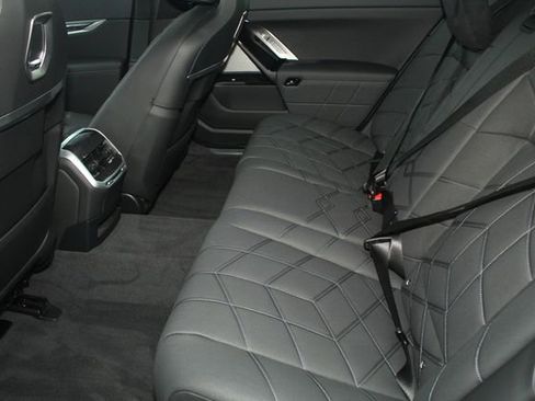 Used 2025 BMW i7 xDrive60 image 23