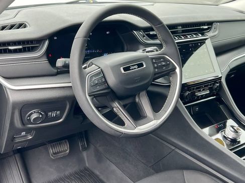 Used 2023 Jeep Grand Cherokee Laredo w/ Luxury Tech Group I AWD/4WD image 17