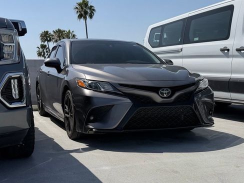 Used 2018 Toyota Camry SE image 1