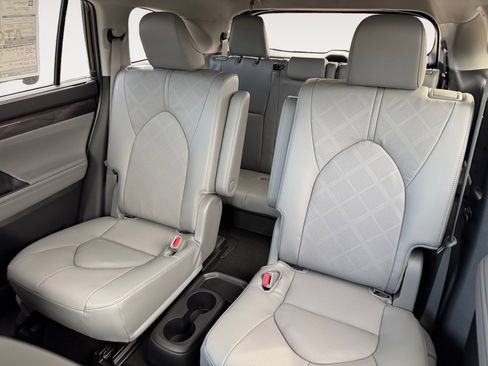 New 2026 Toyota Highlander Platinum AWD/4WD image 15