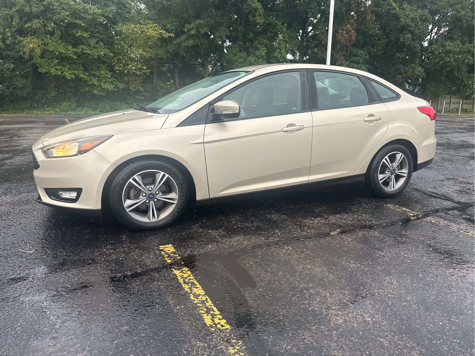 Used 2017 Ford Focus SE FWD image 2