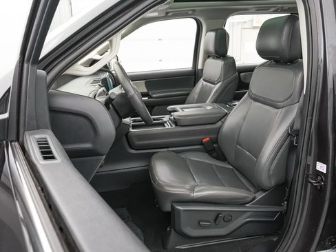 Certified 2025 Ford Expedition Active AWD/4WD image 11