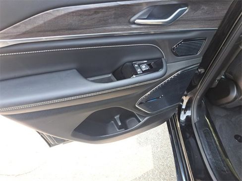 Used 2022 Jeep Grand Cherokee Overland w/ Luxury Tech Group IV image 18