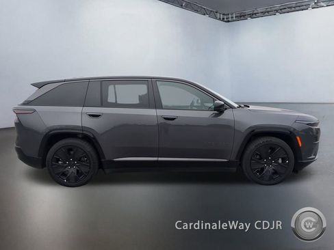 Used 2025 Jeep Wagoneer S Launch Edition image 3