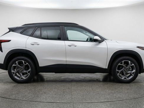 Used 2025 Chevrolet Trax LT FWD image 11