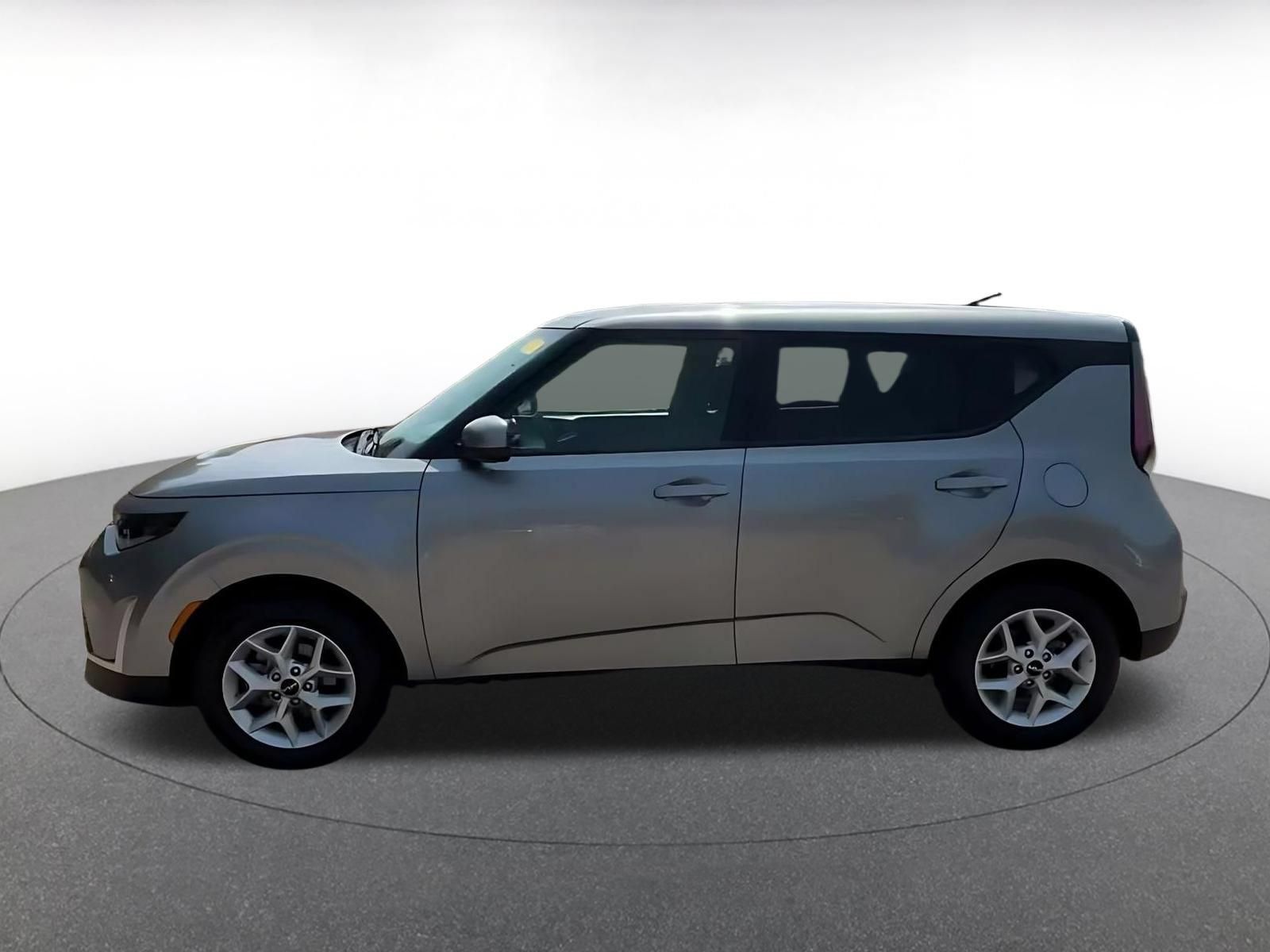 Used 2025 Kia Soul LX w/ LX Technology Package FWD image 8