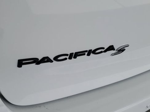 Used 2025 Chrysler Pacifica Limited FWD image 8