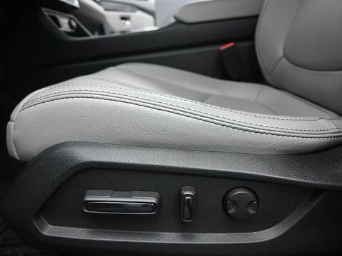 Used 2025 Honda Pilot Touring image 10