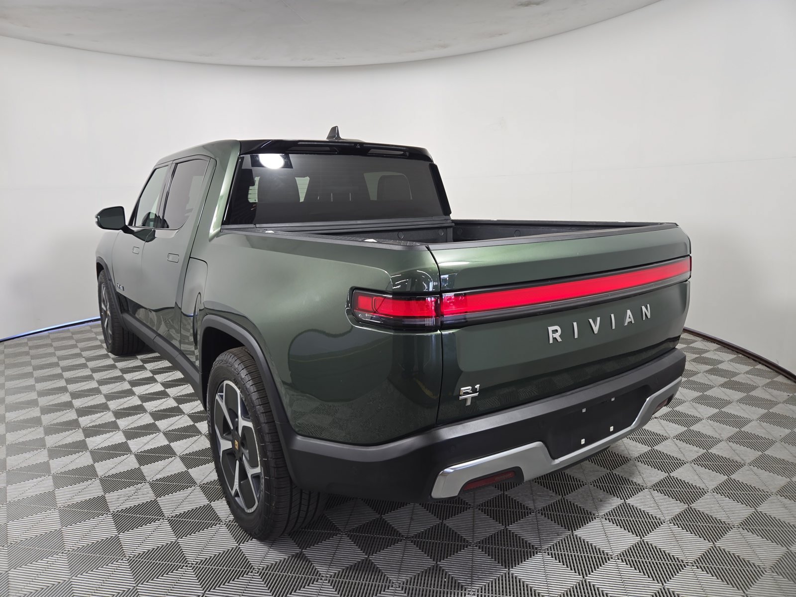 Used 2024 Rivian R1T Adventure Dual AWD/4WD image 3