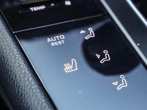 Used 2023 Porsche Macan Base image 7