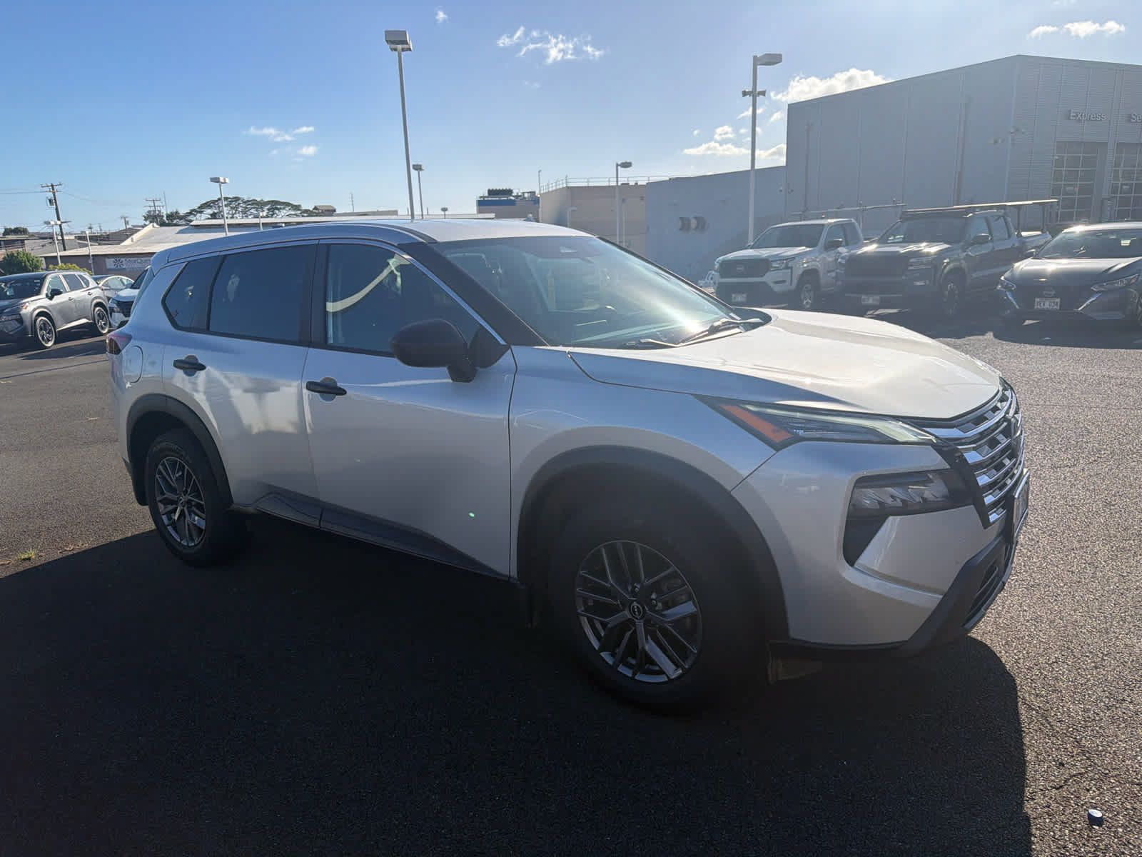Used 2024 Nissan Rogue S FWD image 2