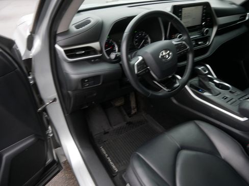 Used 2020 Toyota Highlander XLE AWD/4WD image 22