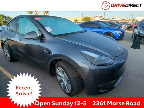 Used 2023 Tesla Model Y Long Range AWD/4WD image 1