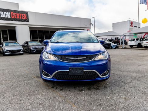 Used 2020 Chrysler Pacifica Touring-L image 3