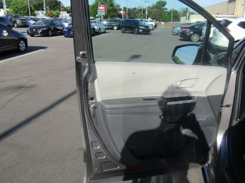 Used 2022 Toyota Sienna LE FWD image 8