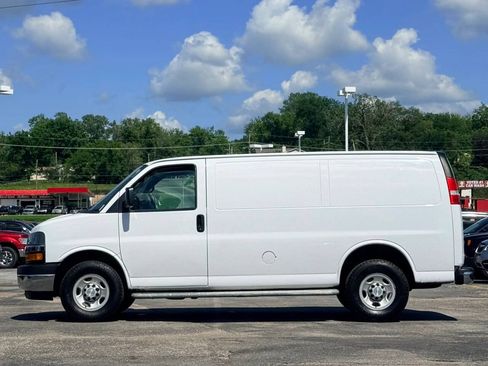 Used 2018 Chevrolet Express 2500 w/ Driver Convenience Package RWD image 5