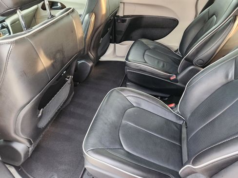 Used 2022 Chrysler Pacifica Limited image 24