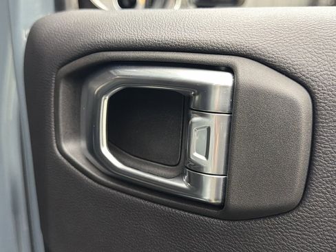 Used 2025 Jeep Wrangler Unlimited Sahara AWD/4WD image 45