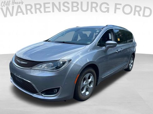 Used 2017 Chrysler Pacifica Touring-L Plus FWD image 2