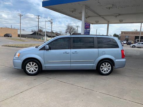 Used 2013 Chrysler Town & Country Touring image 5