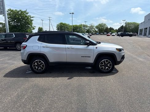 Used 2025 Jeep Compass Trailhawk AWD/4WD image 2