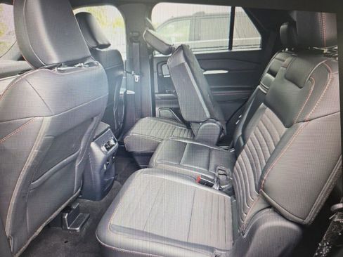 Used 2025 Ford Explorer ST-Line w/ ST-Line Street Pack image 12