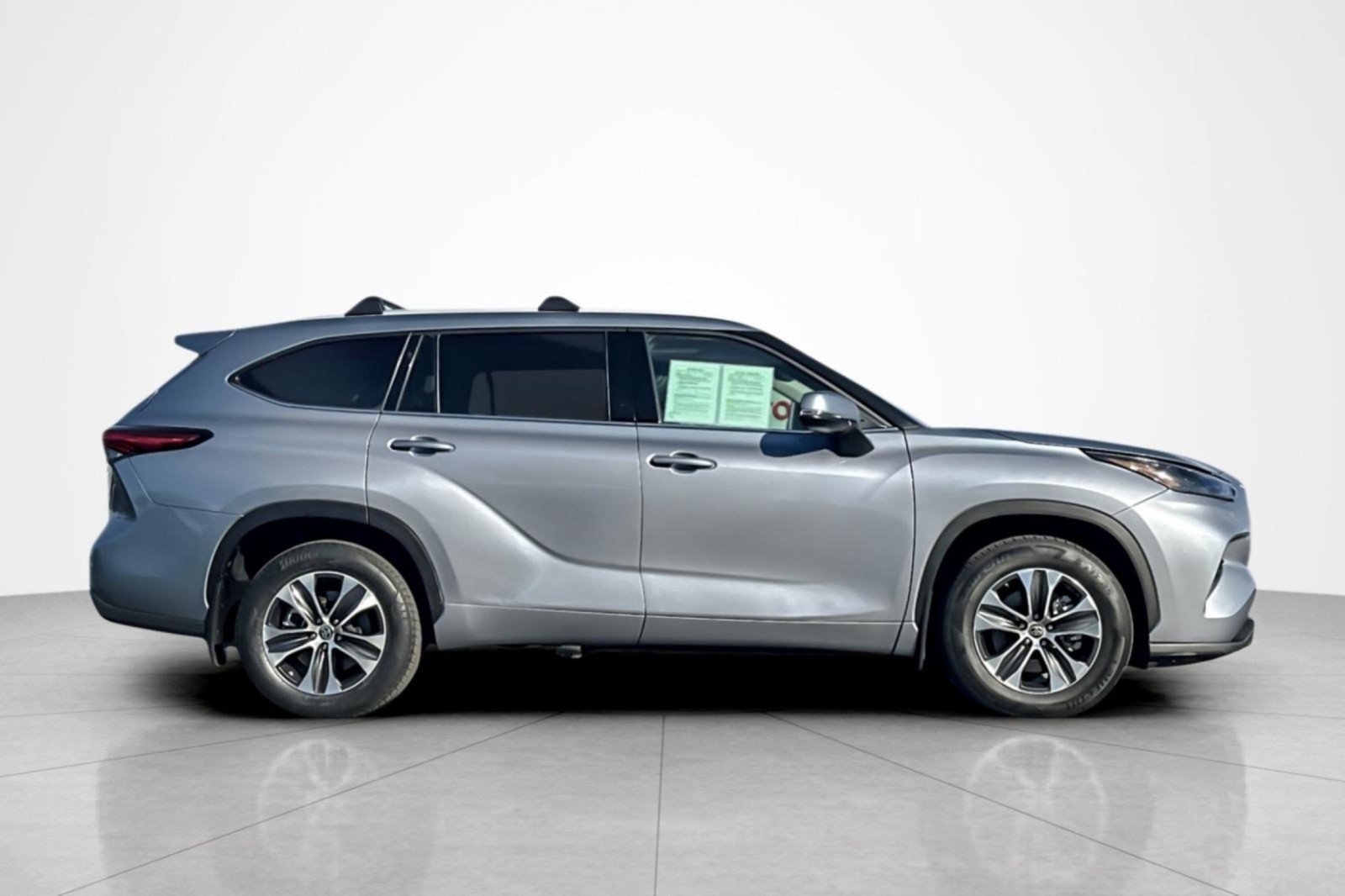 Certified 2022 Toyota Highlander XLE FWD image 6