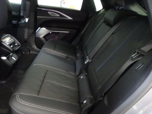 Used 2025 Cadillac Lyriq Luxury w/ LPO, Floor Liner Package AWD/4WD image 4