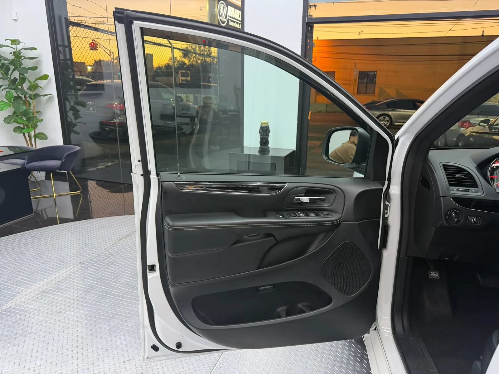 Used 2019 Dodge Grand Caravan SXT w/ Driver Convenience Group FWD image 5