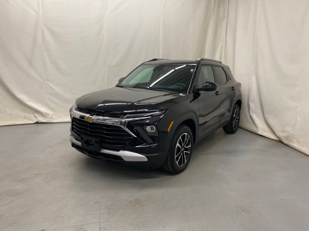 Used 2025 Chevrolet TrailBlazer LT AWD/4WD image 2