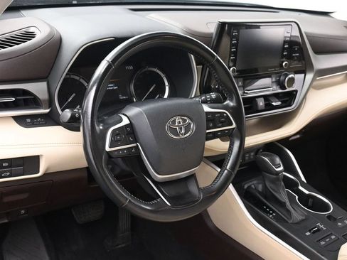 Used 2022 Toyota Highlander XLE AWD/4WD image 25