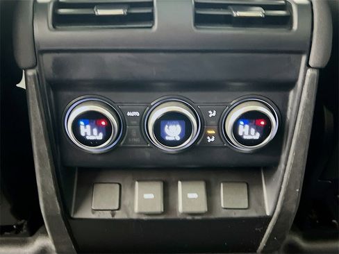 Used 2023 Land Rover Defender 130 SE image 27