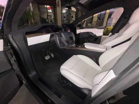Used 2022 Tesla Model X image 15