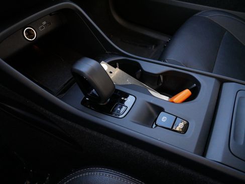 Used 2024 Volvo XC40 B5 Core image 24