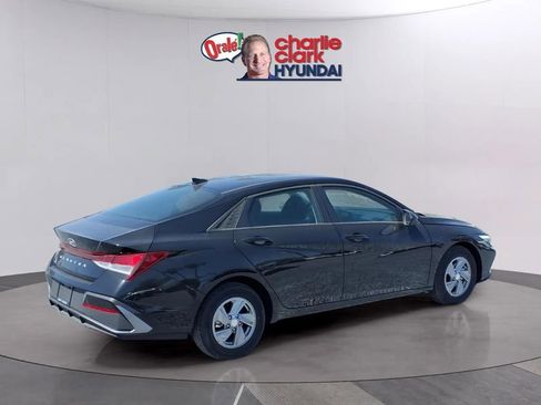 New 2026 Hyundai Elantra SE image 4