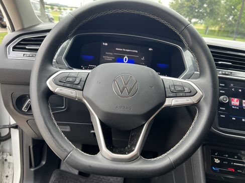 Used 2022 Volkswagen Tiguan SE FWD image 16
