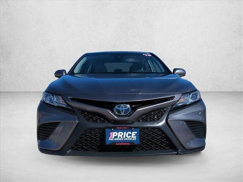 Used 2019 Toyota Camry SE image 2