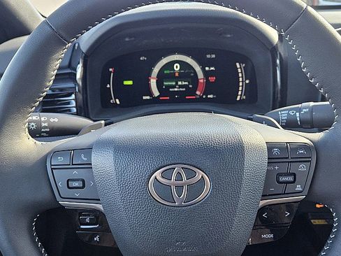 Used 2025 Toyota Camry SE w/ Convenience Package image 15