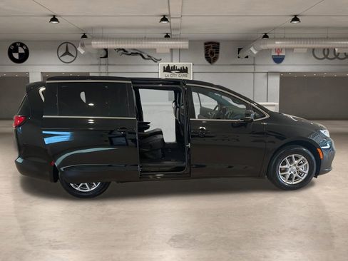 Used 2026 Chrysler Pacifica Select image 25