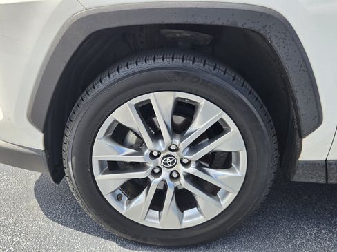 Used 2019 Toyota RAV4 XLE Premium FWD image 11